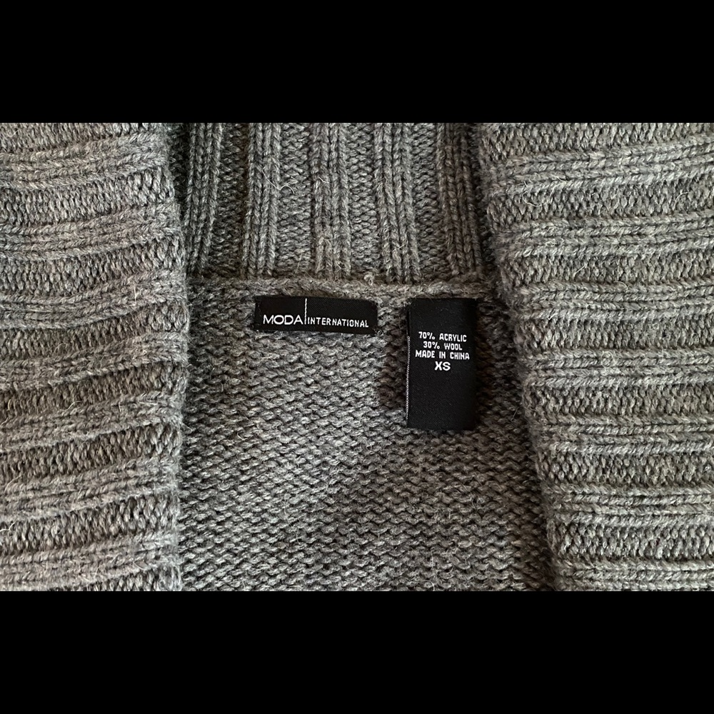 Moda International by Victoria’s Secret Sweater - Picture 4 of 5